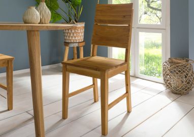 Holzstühle