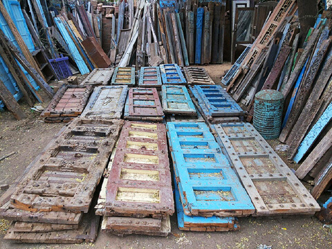 Alte Türen aus Teak- oder Akazienholz