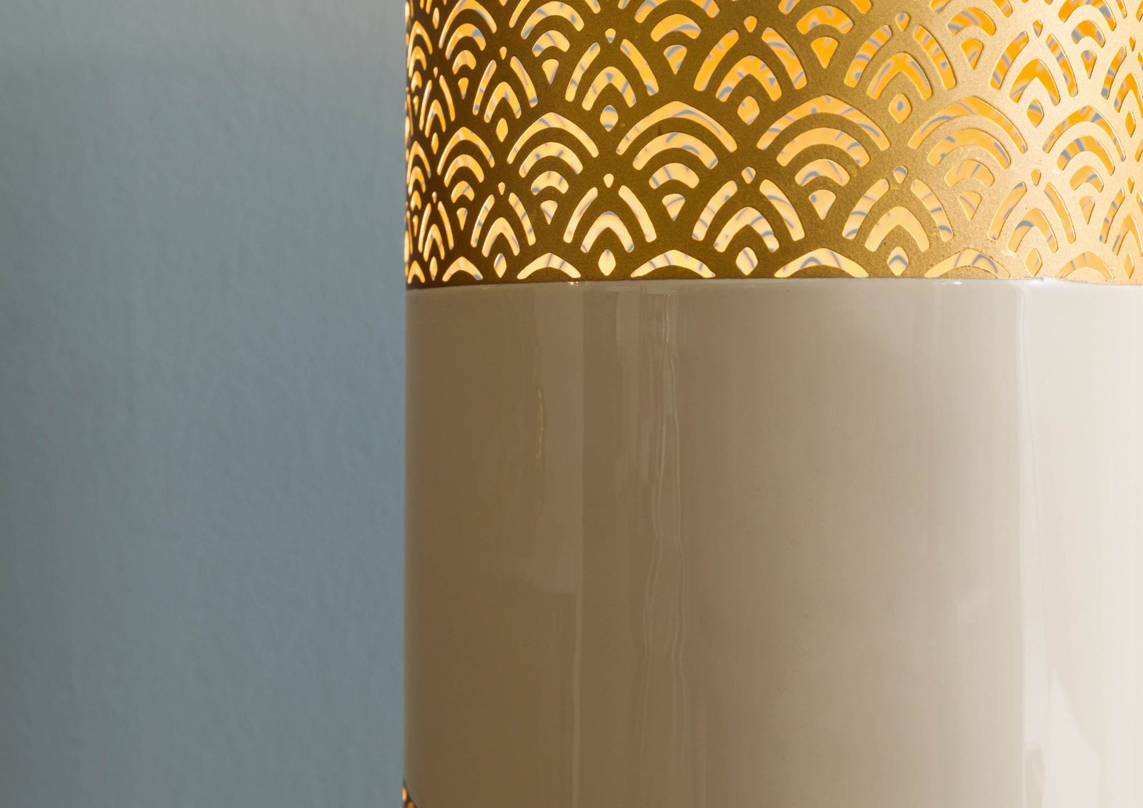 Moderne Stehlampe in der Farbe Creme-Weiß und Gold