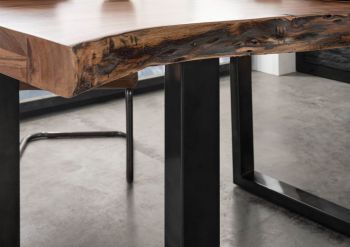 Baumtisch Akazie 140x90x77 natur lackiert / U-Beine anthrazit glänzend FREEFORM 5