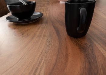 Baumtisch Akazie 160x90x77 natur lackiert / U-Beine anthrazit glänzend FREEFORM 5