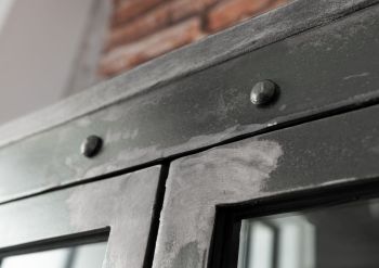 Vitrine Mango 92x40x185 grau lackiert HEAVY INDUSTRY #143