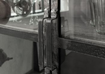 Vitrine Mango 92x40x185 grau lackiert HEAVY INDUSTRY #143