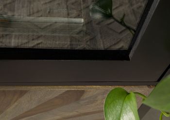 Vitrine Sheesham 90x45x200 schwarz lackiert SUN #102