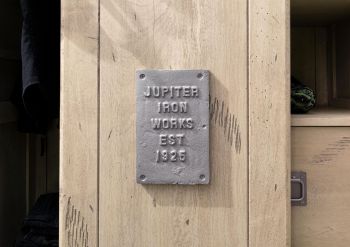 Schrank Mango 100x45x175 whitewash lackiert RAILWAY #314