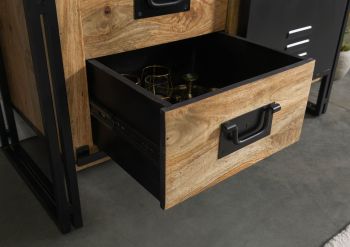 Wohnzimmerschrank Mango 105x45x195 natur klar lackiert / Metall schwarz BLACKBURN #104