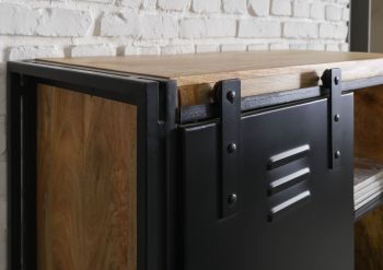 Wohnzimmerschrank Mango 105x45x195 natur klar lackiert / Metall schwarz BLACKBURN #104