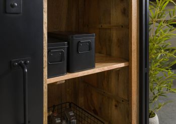 Wohnzimmerschrank Mango 105x45x195 natur klar lackiert / Metall schwarz BLACKBURN #105