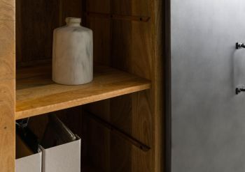 Schrank Mango / Altholz 105x45x195 natur / grau lackiert / Metall grau BLACKBURN LUX #404
