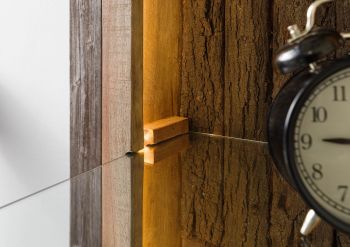 Hängevitrine Akazie 45x30x145 natur lackiert BARK #104