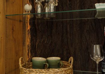 Vitrine Akazie 98x40x180 natur lackiert BARK #108