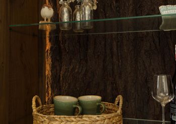 Vitrine Akazie 98x40x180 dunkelbraun lackiert BARK #208