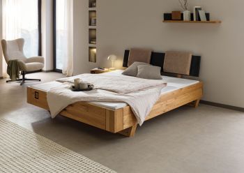 Bett inkl. Nachttisch links und Kopfteilkissen taupe  Wildeiche 200x200x86 natur geölt/lackiert KITZBÜHEL #267