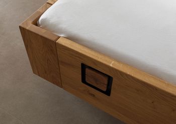 Bett inkl. Nachttisch links und Kopfteilkissen taupe  Wildeiche 200x200x86 natur geölt/lackiert KITZBÜHEL #267