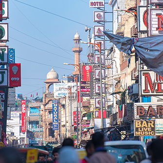 Indien Straße mit vielen Schildern