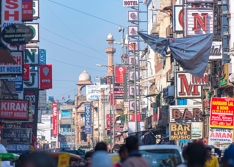 Indien Straße mit vielen Schildern