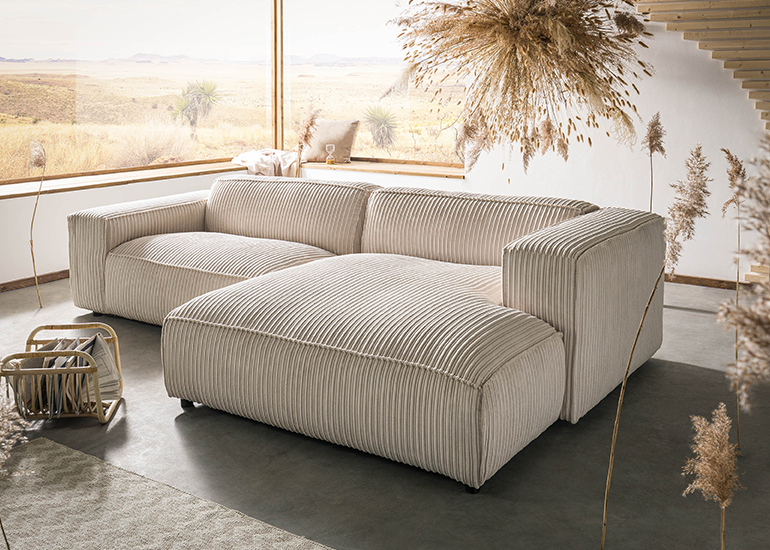 Beiges Bigsofa mit breitem Cordstoff