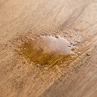 Abgeschliffene Stelle befeuchten um Dellen im Holz auszubessern