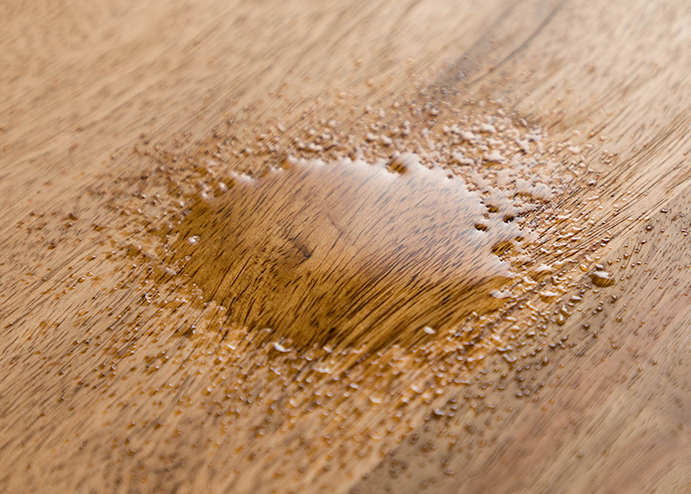 Abgeschliffene Stelle befeuchten um Dellen im Holz auszubessern