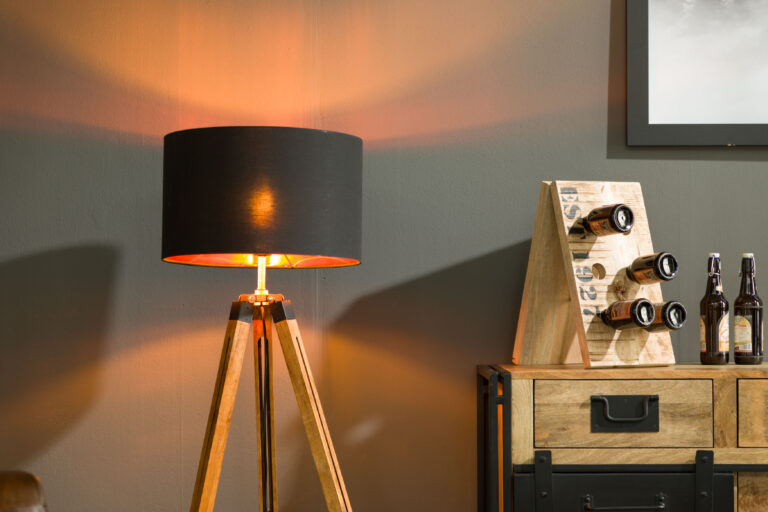 Eine Lampe als Akzent zum Einrichten einer Wohnung im Industrial Style.