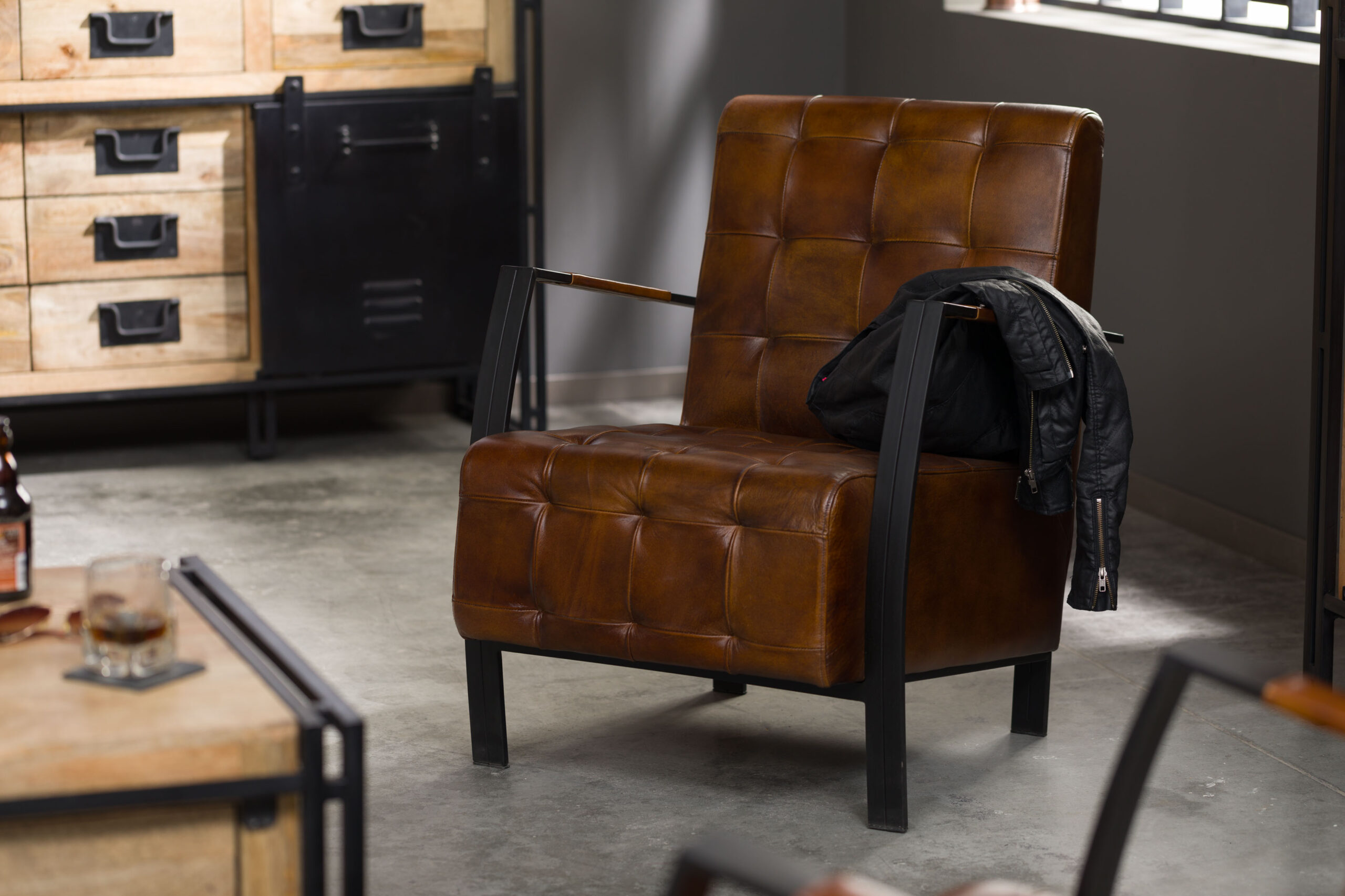 Massives Holz, dunkles Metall, Leder und rustikale Details: Das macht den Industrial Style aus.