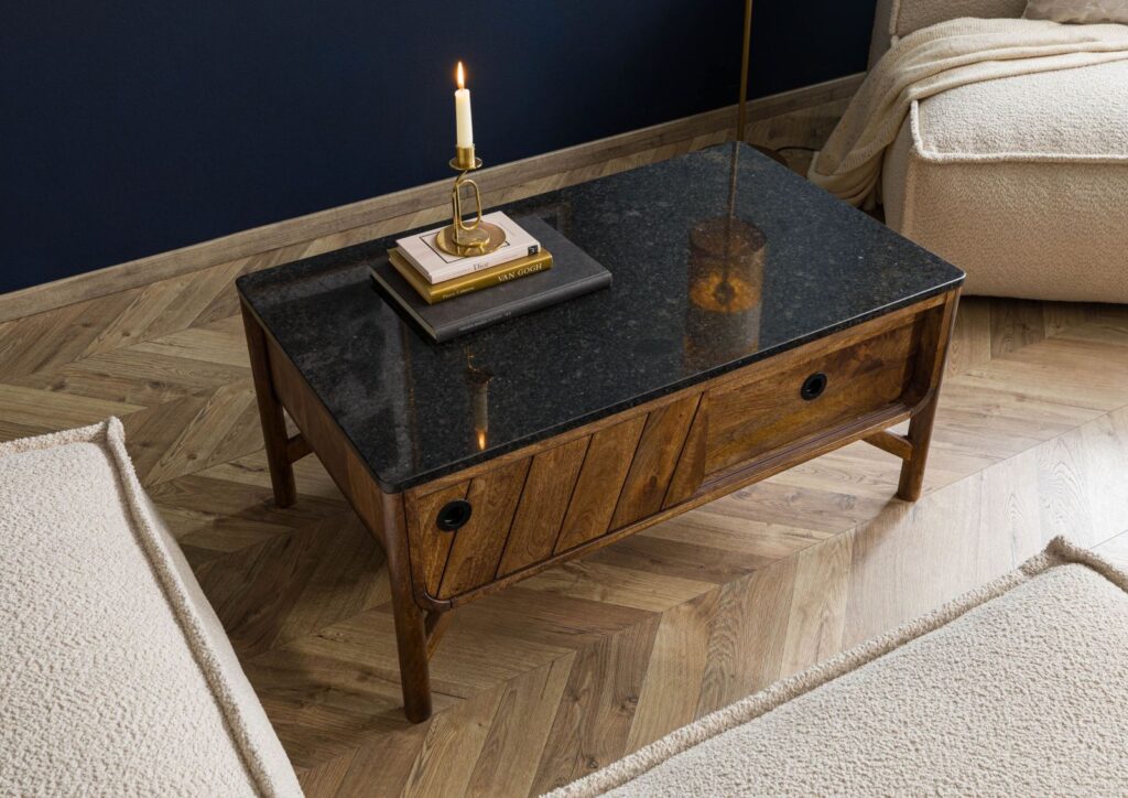 Ein Tisch mit einer Granitplatte, der durch die richtige Pflege glänzt.