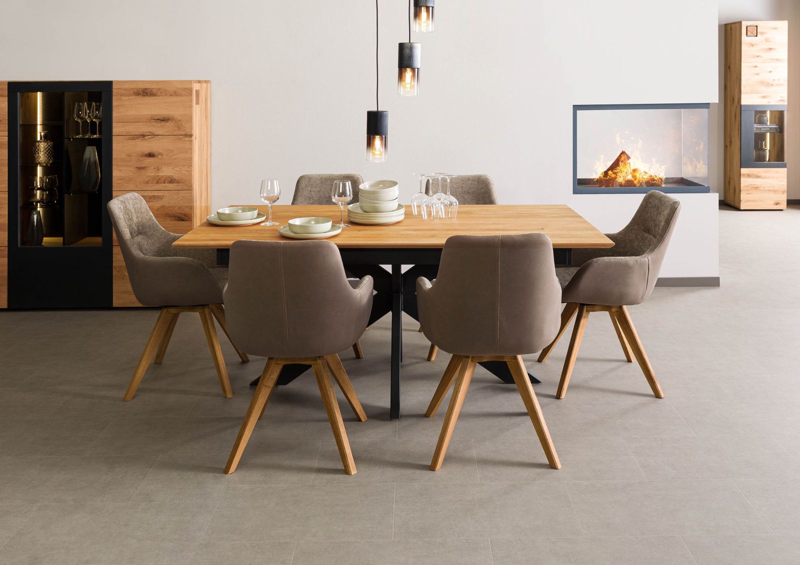 Blick auf einen gemütlichen Essplatz im modernen Wohnzimmer mit drehbaren Esszimmerstühlen in Hellbraun.