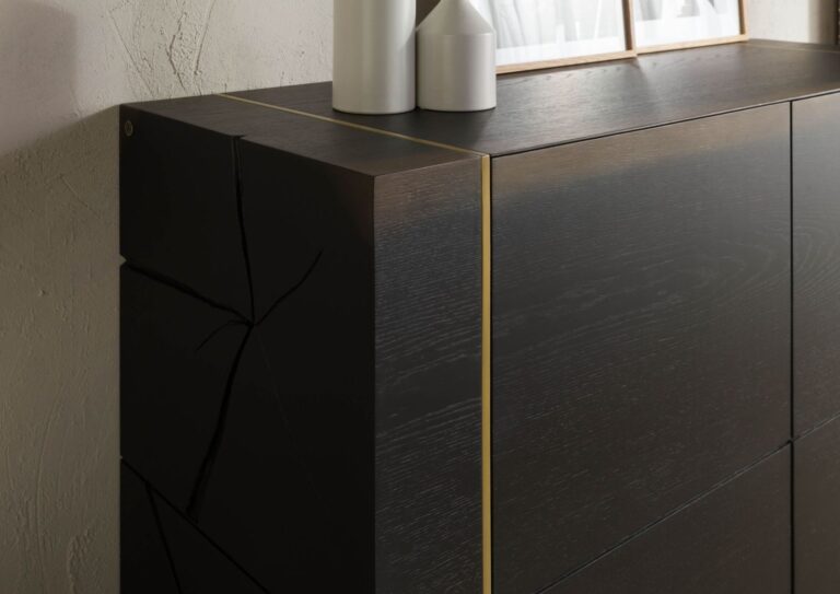 Hochwertiges Highboard mit Seiten aus dunklem Hirnholz-Furnier.