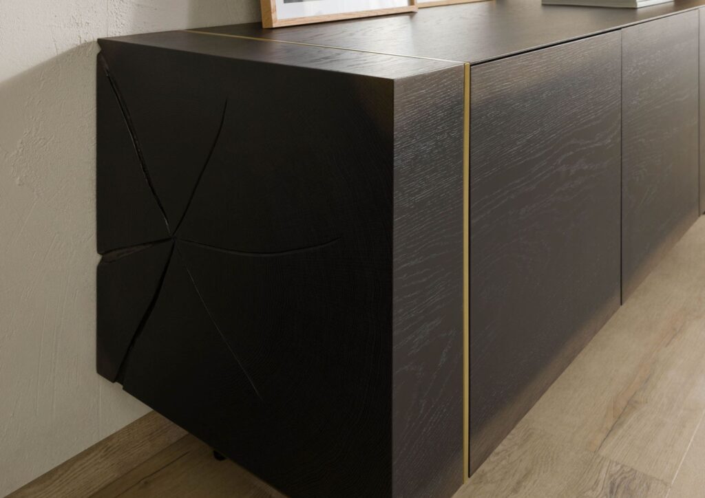 Ein schwarzes Sideboard aus Massivholz mit Echtholz-Furnier.