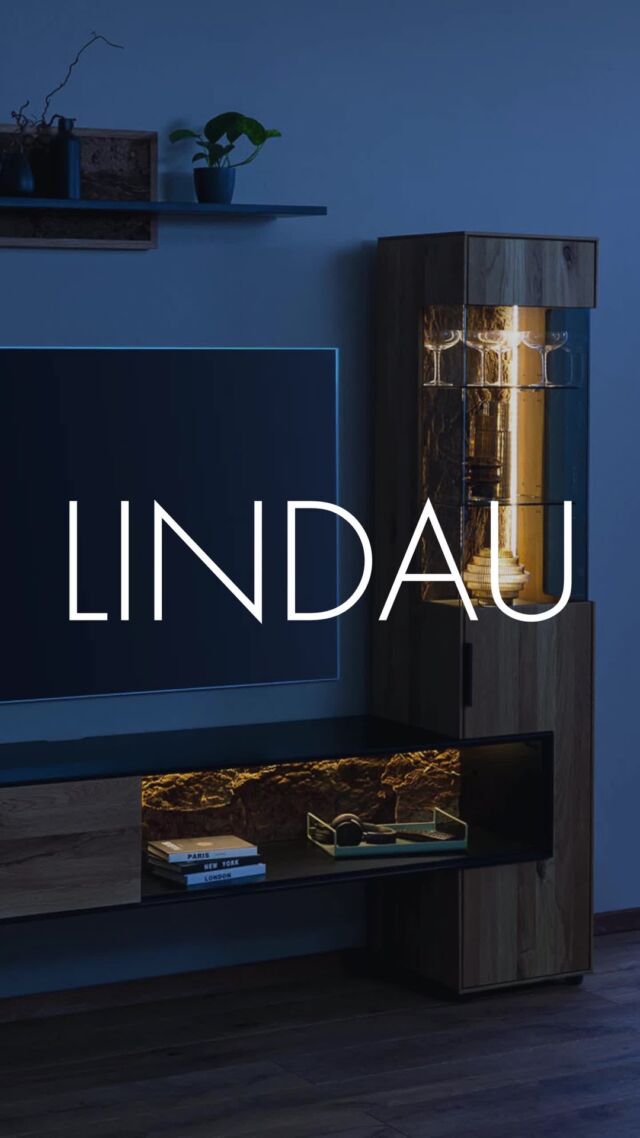 Ein Highlight der Extraklasse: Die einzigartige Kork-Rückwand der Serie LINDAU – edel in Szene gesetzt durch eine dimmbare LED-Beleuchtung. ⁠
Das faszinierende Spiel aus Licht und Schatten hebt die natürliche Struktur des Korks hervor und schafft eine warme, einladende Atmosphäre in jedem Raum. ⁠
Jedes Möbelstück der LINDAU-Serie – von Lowboards über Sideboards bis hin zu Regalen – überzeugt durch geradlinige Eleganz und Kontraste wie schwarze Glasfronten.⁠
⁠
Was hältst du von der beleuchteten Rückwand aus Kork?⁠