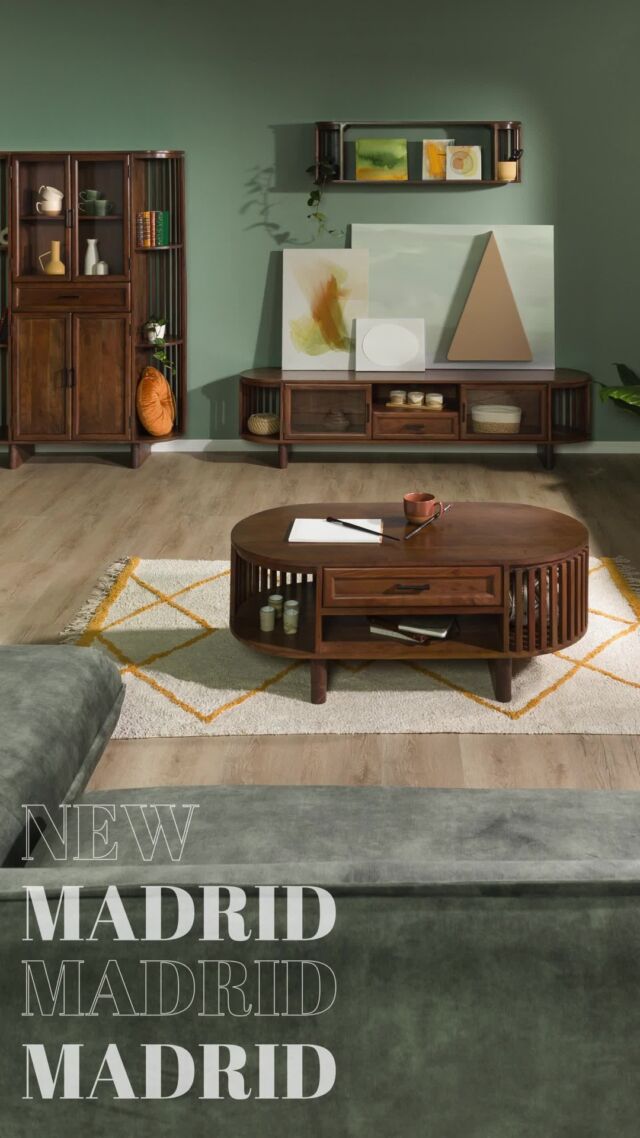 Die Serie MADRID bringt den eleganten Mid-Century-Charme in dein Zuhause: ⁠
Möbel aus dunkler Akazie mit einer klaren Formsprache, die stilvolles Design und funktionalen Stauraum perfekt vereint. Ob Lowboard, Vitrine oder Sideboard – jedes Stück begeistert durch seine ovale Form, edle Metallgriffe und das charakteristische Lamellen-Design, das für eine leichte und zugleich ausdrucksstarke Optik sorgt. ⁠
⁠
Perfekt für alle, die modernes Design mit einer Mischung aus Retro lieben. ⁠